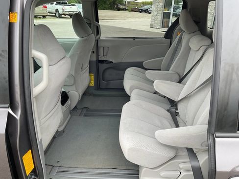 Used 2011 Toyota Sienna LE FWD image 25