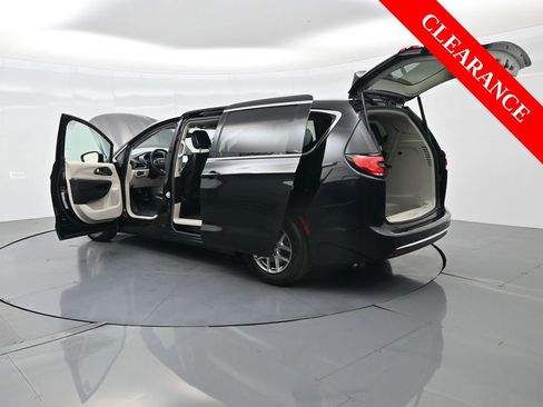 Used 2024 Chrysler Pacifica Touring-L image 42