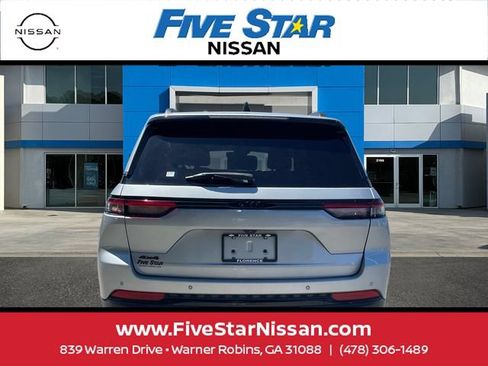 Used 2022 Jeep Grand Cherokee Altitude AWD/4WD image 5