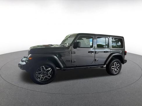 Used 2025 Jeep Wrangler Unlimited Sahara AWD/4WD image 4