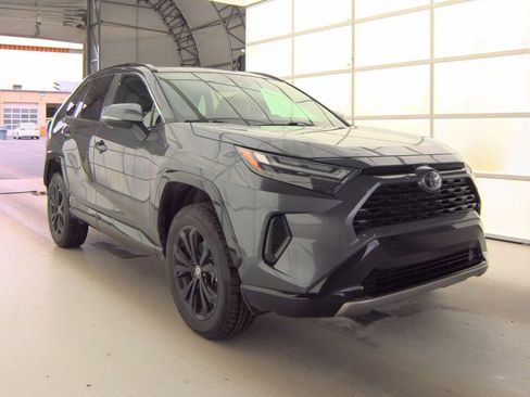 Used 2022 Toyota RAV4 SE w/ Convenience Package AWD/4WD image 3