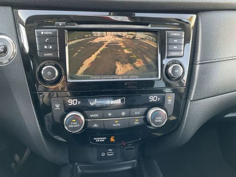 Used 2019 Nissan Rogue SV image 14
