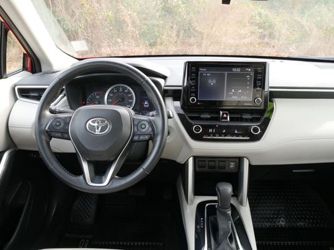 Used 2022 Toyota Corolla Cross LE image 19