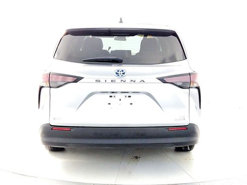 Used 2024 Toyota Sienna LE image 5