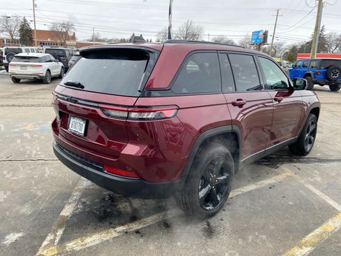 Used 2025 Jeep Grand Cherokee Altitude image 5