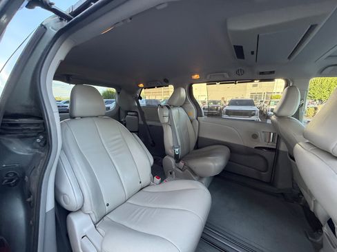 Used 2014 Toyota Sienna XLE w/ XLE Premium Package FWD image 18