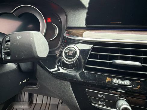 Used 2019 BMW 530e w/ Convenience Package image 17