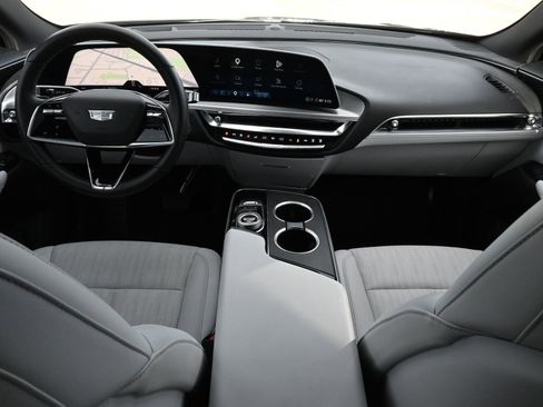 Used 2024 Cadillac Lyriq Luxury RWD image 8