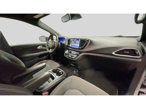 Used 2023 Chrysler Pacifica Touring FWD image 17