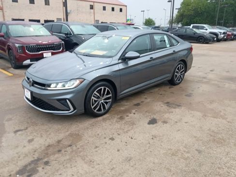 Used 2025 Volkswagen Jetta SE image 1