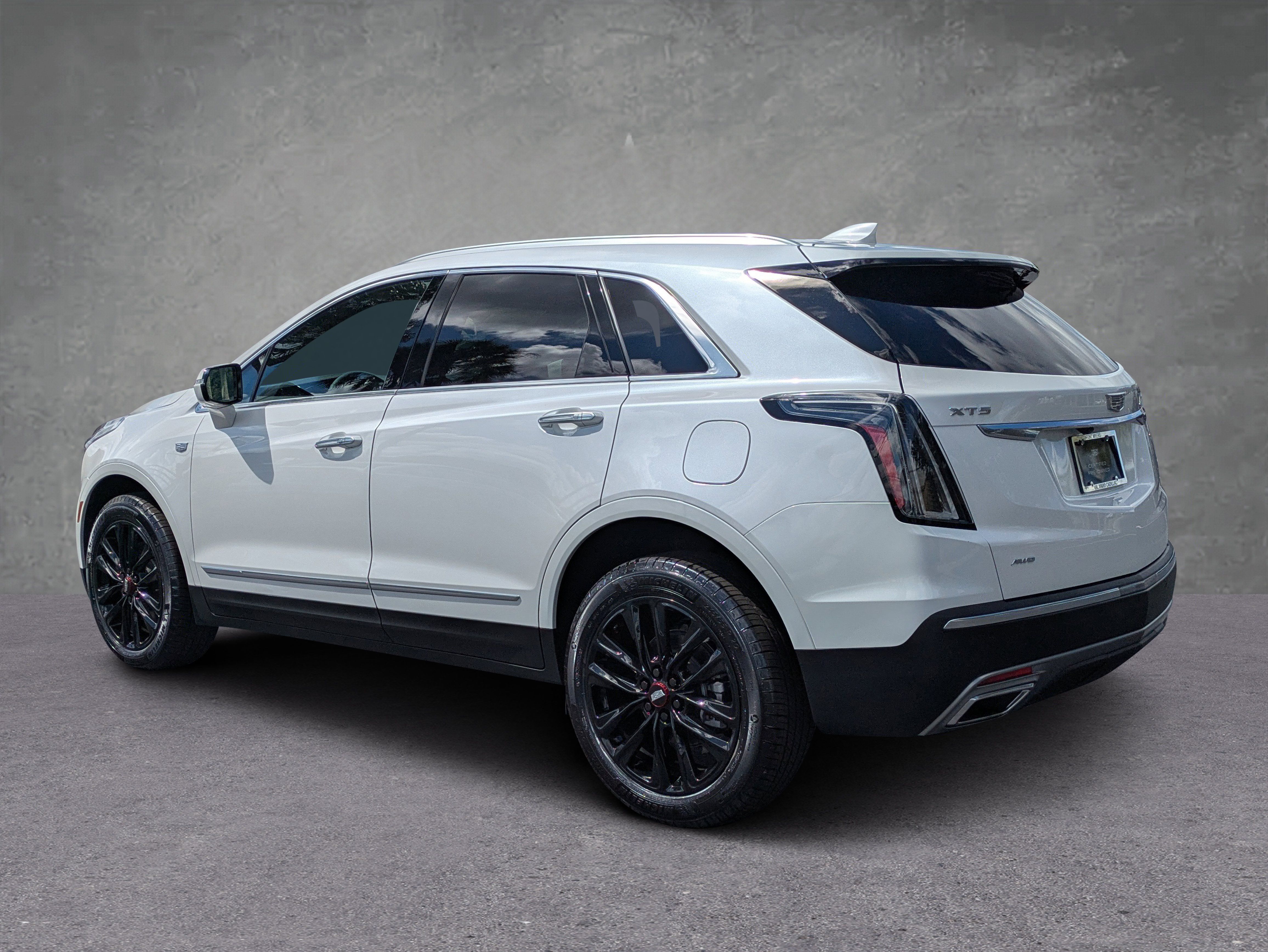 Certified 2025 Cadillac XT5 Premium Luxury w/ LPO, Red Accent Package AWD/4WD image 2