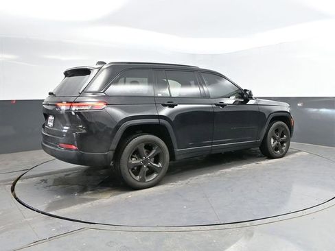 Used 2023 Jeep Grand Cherokee Limited w/ Black Appearance Package image 10