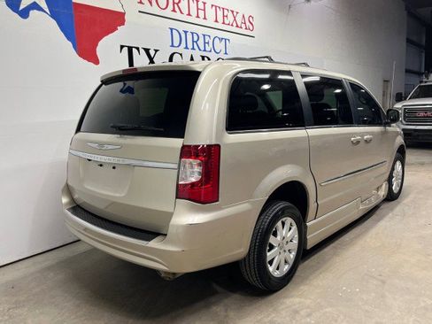 Used 2014 Chrysler Town & Country Touring image 6
