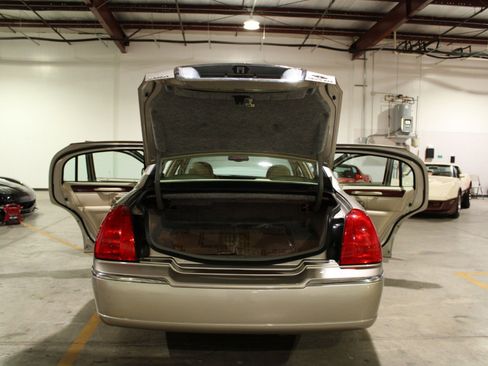 Used 2003 Lincoln Town Car Executive image 23