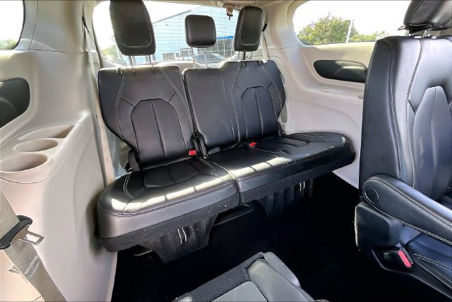 Used 2023 Chrysler Pacifica Touring-L FWD image 25