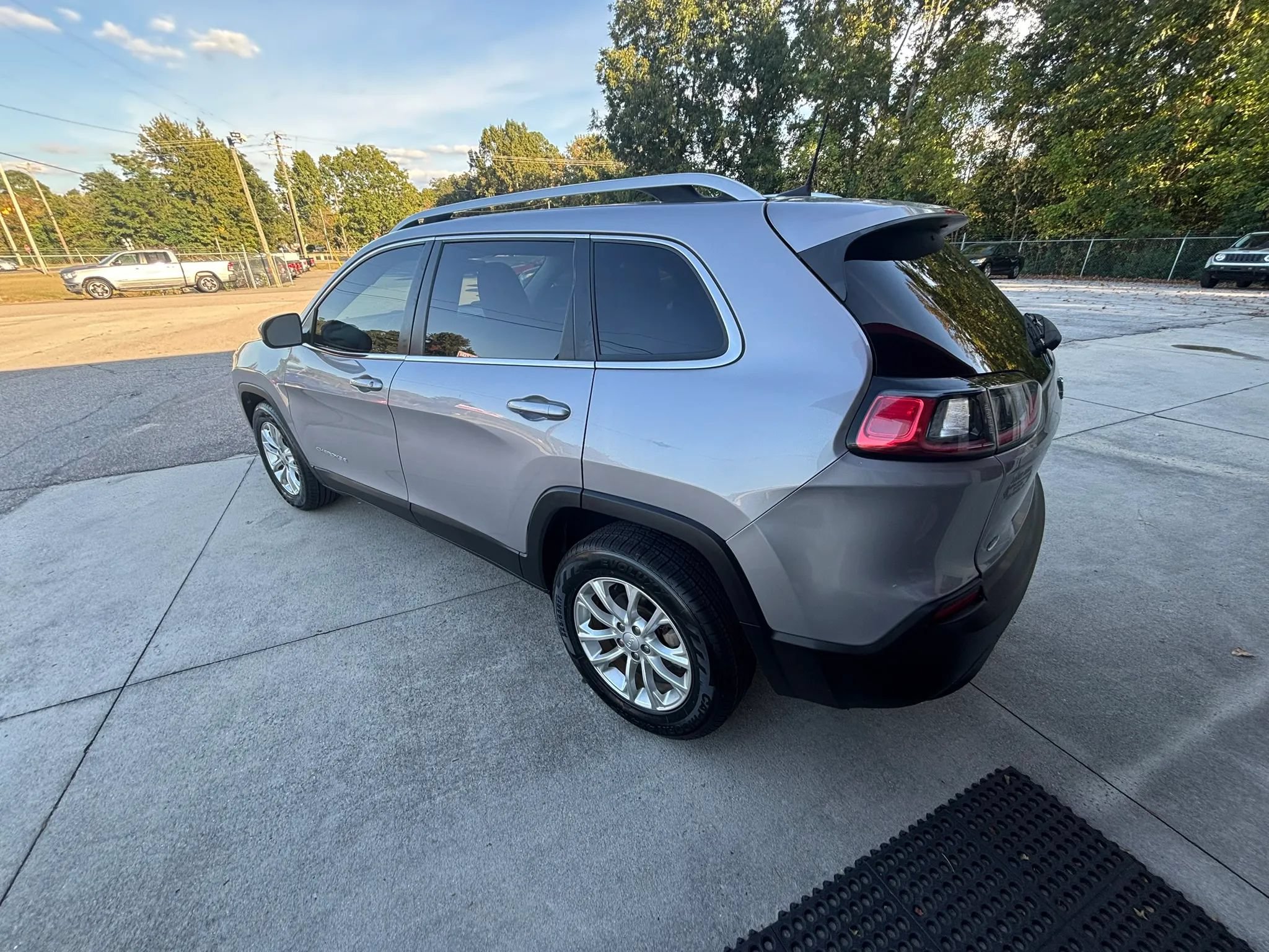 Used 2019 Jeep Cherokee Latitude w/ Popular Appearance Group FWD image 7