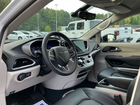 Used 2024 Chrysler Pacifica Touring-L FWD image 15