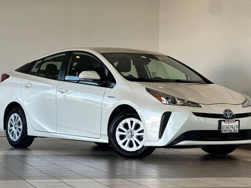 Certified 2020 Toyota Prius LE FWD image 2
