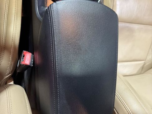 Used 2017 Ford Explorer XLT w/ Equipment Group 202A AWD/4WD image 31