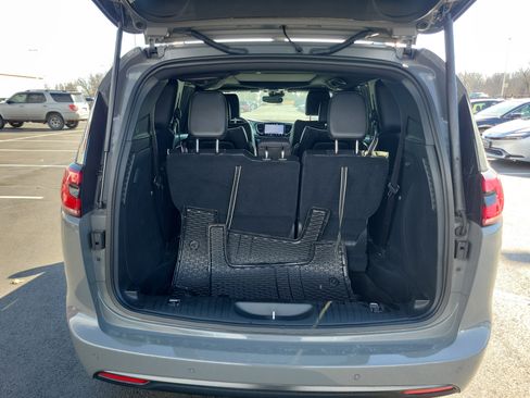 Used 2025 Chrysler Pacifica Limited image 8