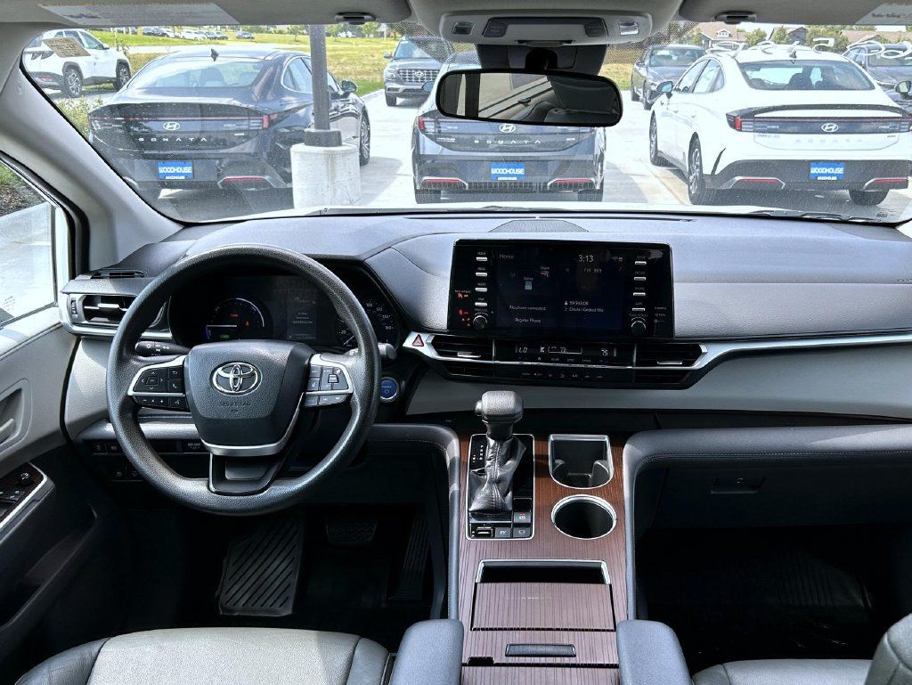 Used 2021 Toyota Sienna LE FWD image 13