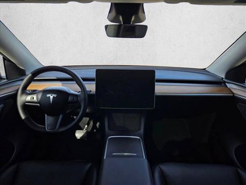Used 2025 Tesla Model Y Long Range RWD image 17