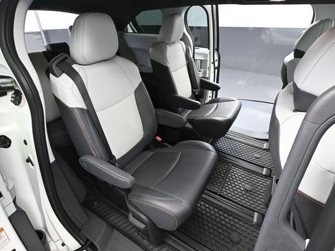 Used 2024 Toyota Sienna XSE AWD/4WD image 43