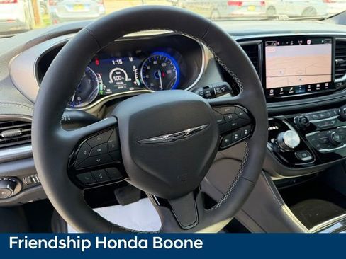 Used 2023 Chrysler Pacifica Limited w/ Uconnect Theater Family Group image 21