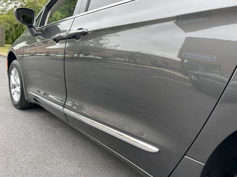 Used 2017 Chrysler Pacifica Touring-L w/ Tire & Wheel Group image 73