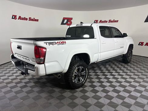 Used 2017 Toyota Tacoma TRD Sport AWD/4WD image 7