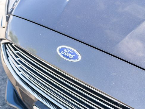 Used 2017 Ford Fusion SE w/ Fusion SE Technology Package FWD image 11