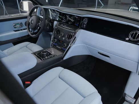 Used 2025 Rolls-Royce Cullinan AWD/4WD image 39