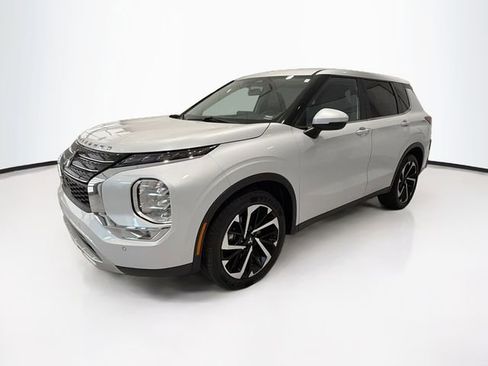 Used 2023 Mitsubishi Outlander SE FWD image 3