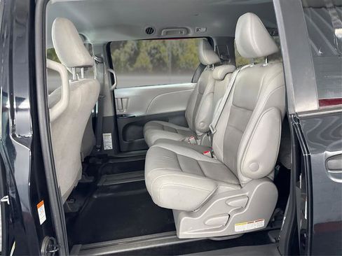 Used 2020 Toyota Sienna L FWD image 10