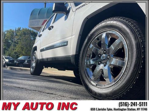 Used 2012 Jeep Liberty Limited w/ Tire & Wheel Group image 9