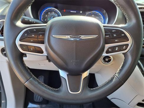Used 2023 Chrysler Pacifica Touring-L image 14
