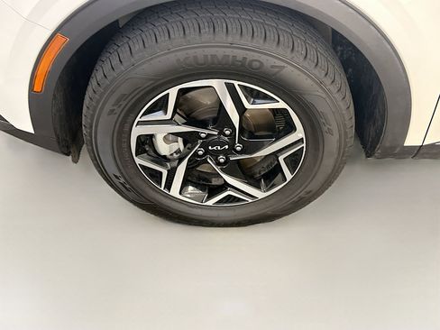 Used 2025 Kia Sportage LX image 11