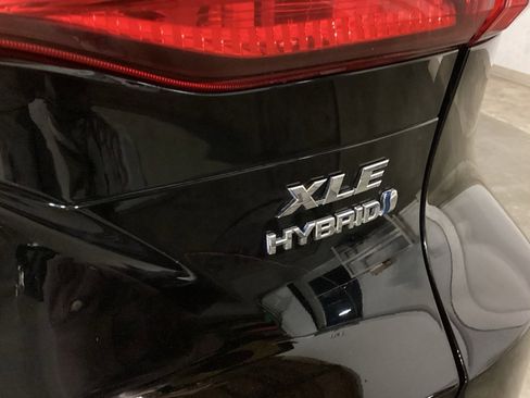 Used 2021 Toyota Venza XLE image 17