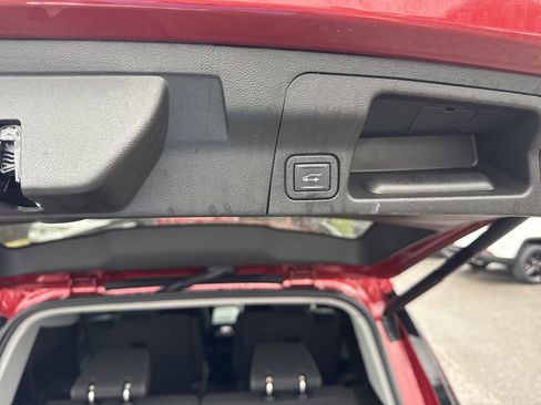 Used 2023 GMC Acadia SLE w/ Driver Convenience Package FWD image 31