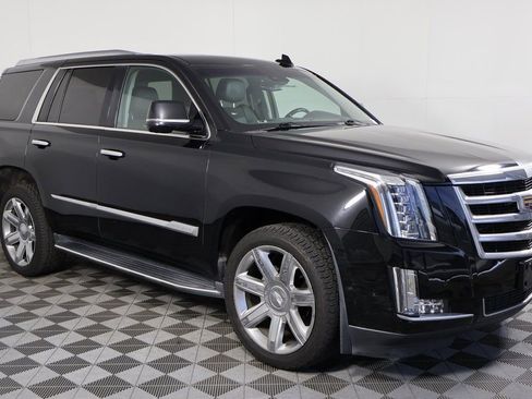 Used 2018 Cadillac Escalade Luxury image 3