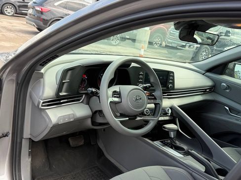 Used 2023 Hyundai Elantra SEL FWD image 4