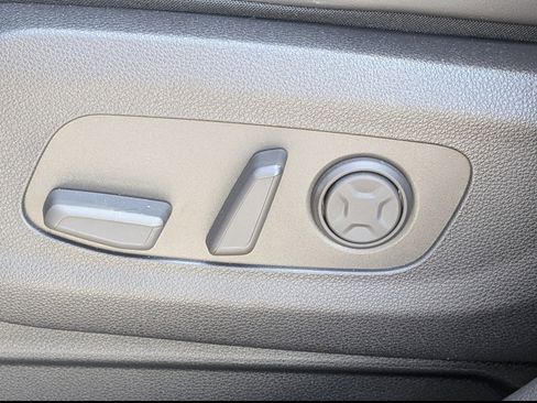 Certified 2025 Kia Carnival EX image 24