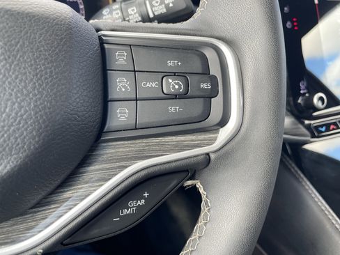 Used 2023 Jeep Wagoneer Series III w/ Preferred Equipment Group image 13