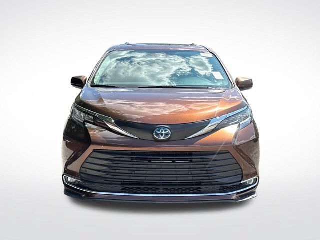 Used 2023 Toyota Sienna XLE FWD image 10