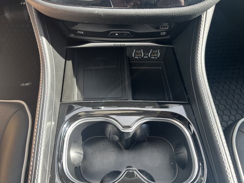 Used 2023 Chrysler Pacifica Limited w/ Uconnect Theater Family Group image 15