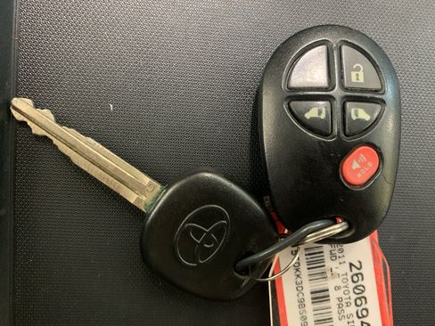 Used 2011 Toyota Sienna LE FWD image 26