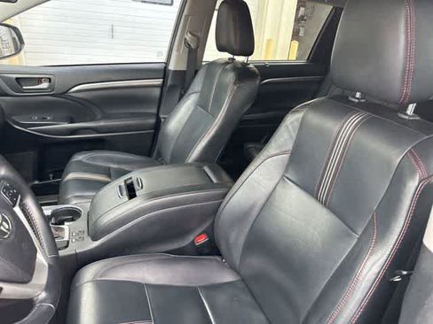 Used 2019 Toyota Highlander SE w/ Nightshade Edition AWD/4WD image 4