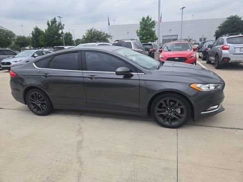 Used 2018 Ford Fusion SE w/ Equipment Group 201A FWD image 2