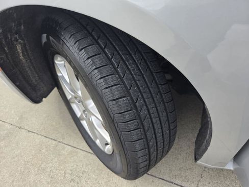 Used 2024 Chrysler Pacifica Touring-L FWD image 27