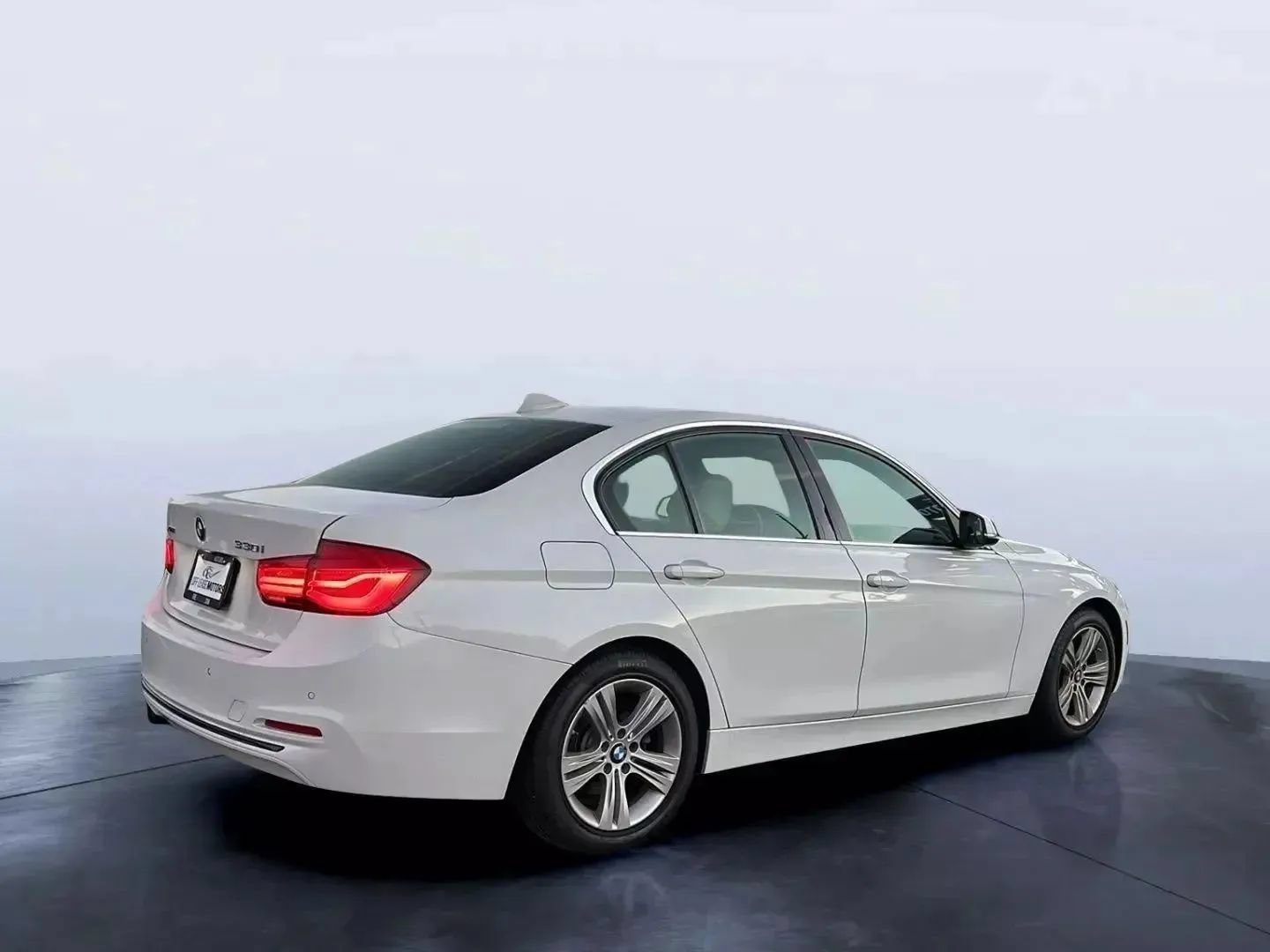 Used 2017 BMW 330i xDrive Sedan AWD/4WD image 5